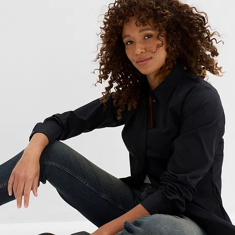 Een casual look met een zwart overhemd en donkere spijkerbroek.