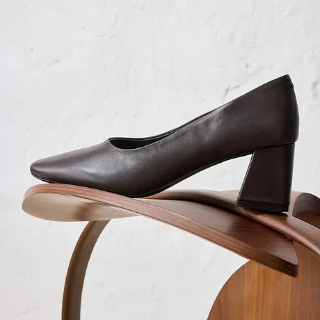 Elegante, zwarte leren pumps met een brede blokhak.