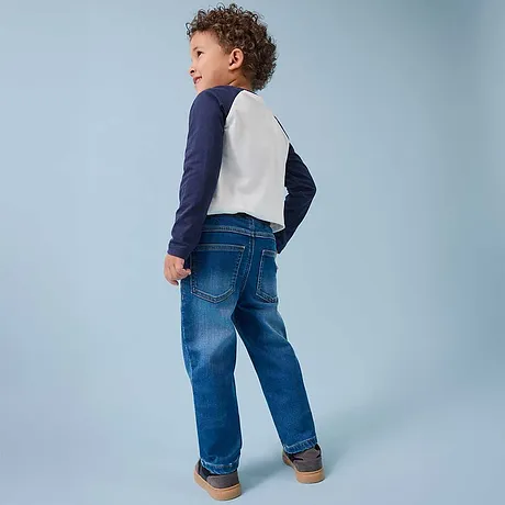 Blauw-witte longsleeve gecombineerd met klassieke jeans.