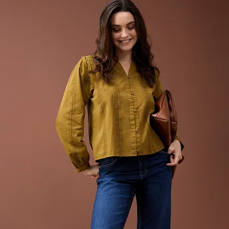 Mosterdgele blouse met V-hals en knopen.