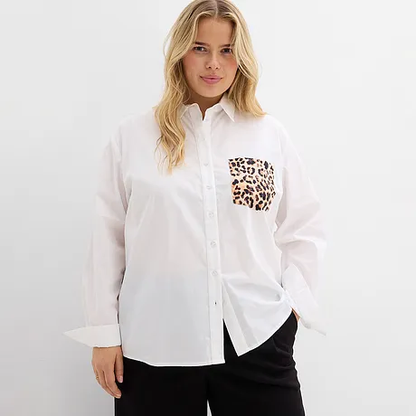 Witte overhemdblouse met borstzak met luipaardprint.