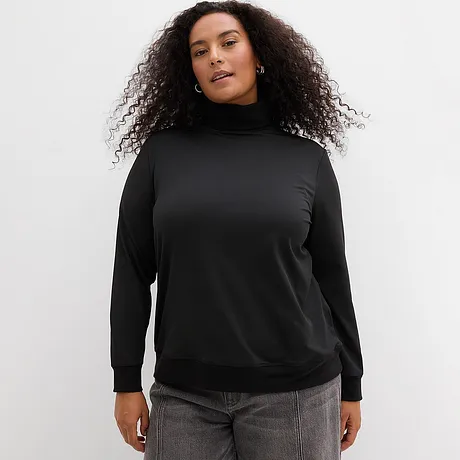 Zwarte shirt met col en grijze jeans.