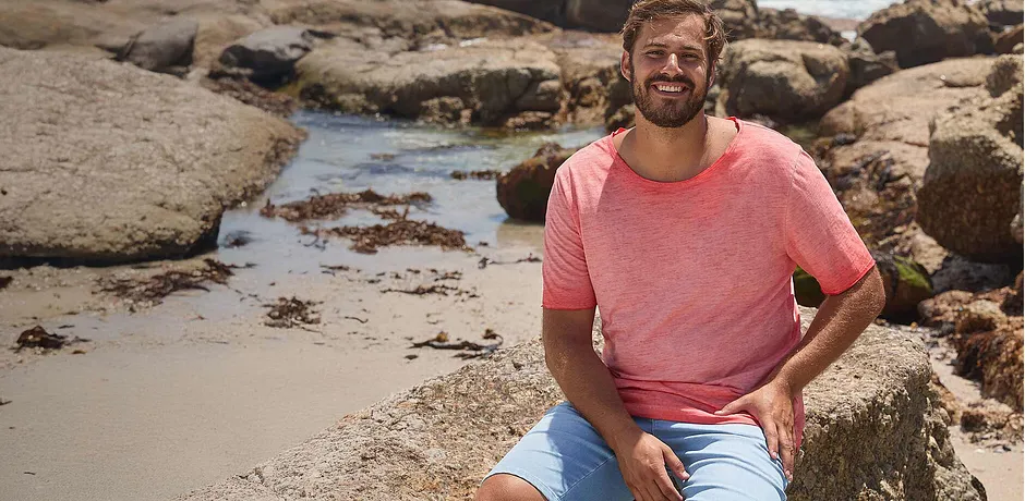 Zomermode: casual roze T-shirt en lichtblauwe jeansshorts.