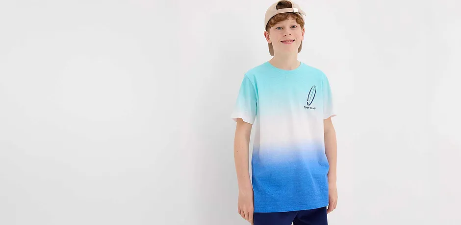 T-shirt met kleurverloop in turquoise en blauw, gecombineerd met een donkerblauwe broek.