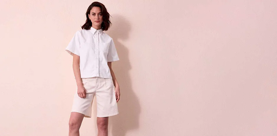 Zomerse outfit in wit: Korte mouwen denim blouse met kraag en knielange shorts.
