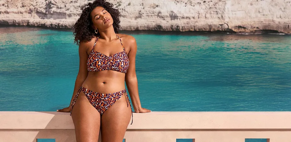 Bunter Leoparden-Bikini mit Neckholder-Top und klassischem Höschen, perfekt für den Strand.