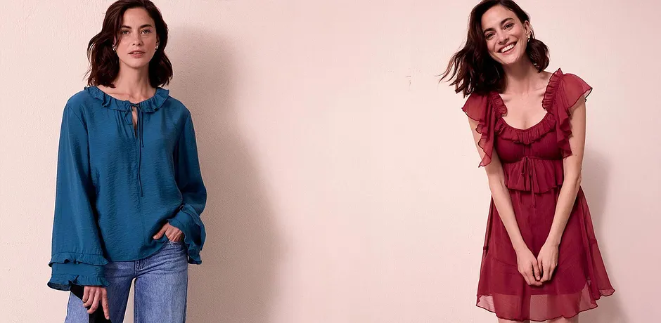 Blauwe blouse met rijgkoordje en soepelvallende jurk met ruches.