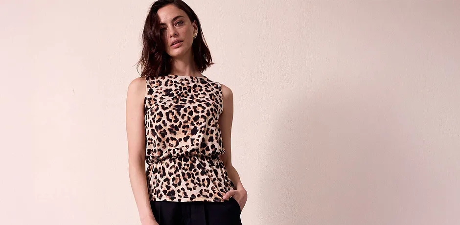 Mouwloze blouse met luipaardprint, elegant en stijlvol. Als contrast bij de de animal print gecombineerd met een zwarte broek.