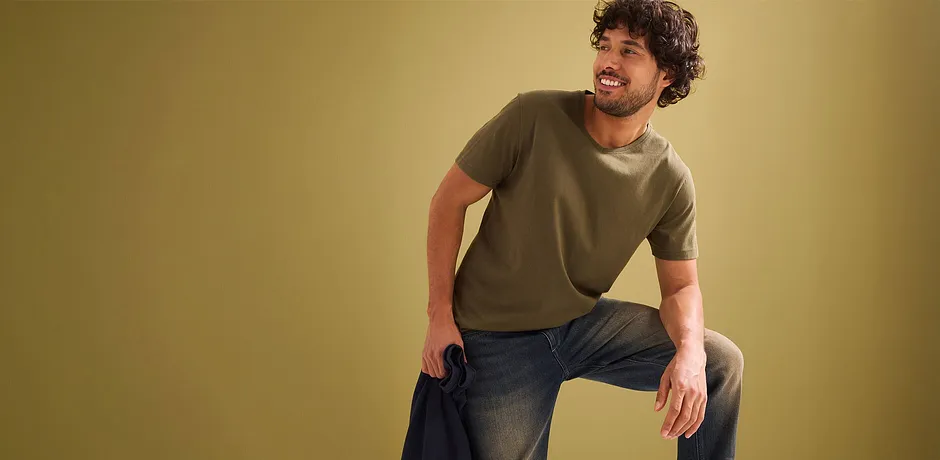 Casual stijl: olijfgroen T-shirt en donkere jeans.