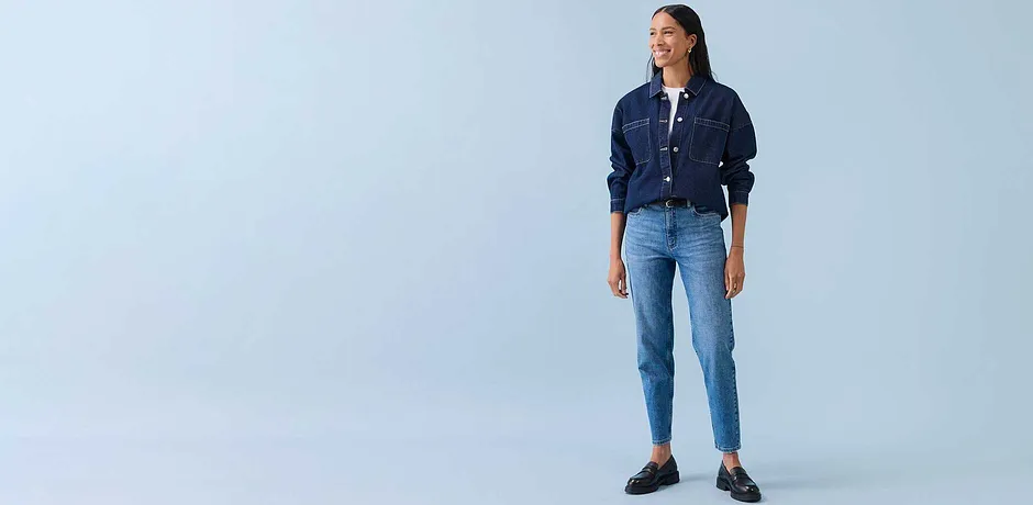 Casual look met spijkerjack, wit overhemd en lichtblauwe jeans. Donkere schoenen maken de outfit compleet.