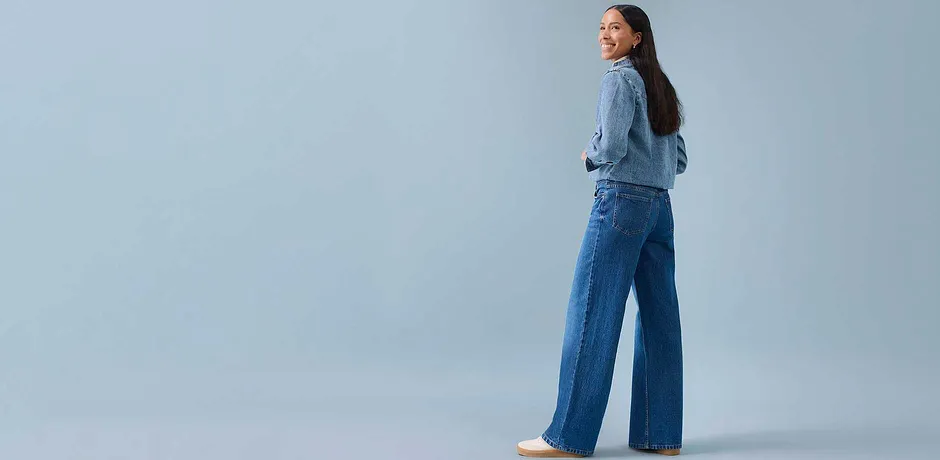Lichtblauwe blouse op wijde jeans