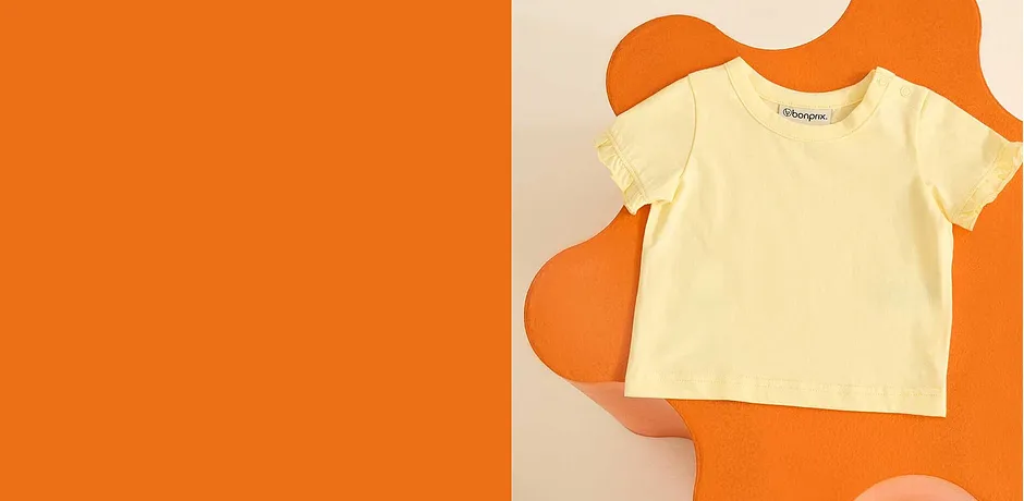Licht babyshirt met korte mouwen. Eenvoudig, comfortabel ontwerp voor warme dagen.