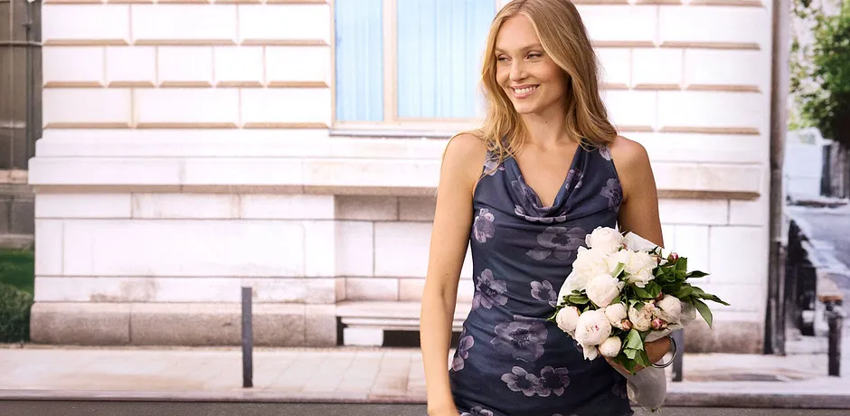 Top met romantische bloemenprint en grijze jeans.