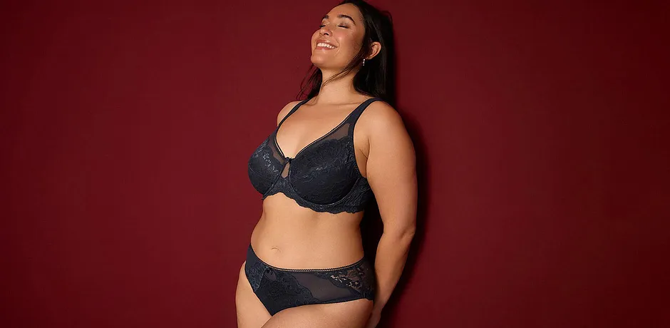 Elegante zwarte kanten lingerie benadrukt vrouwelijke rondingen.