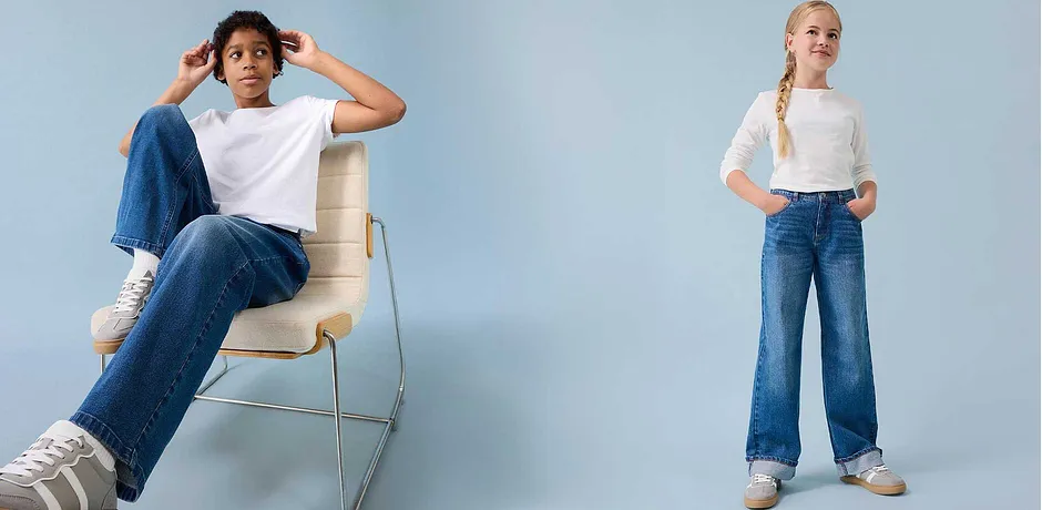 Casual look met witte T-shirts en wijde spijkerbroeken. Comfortabele dagelijkse kleding voor kids.