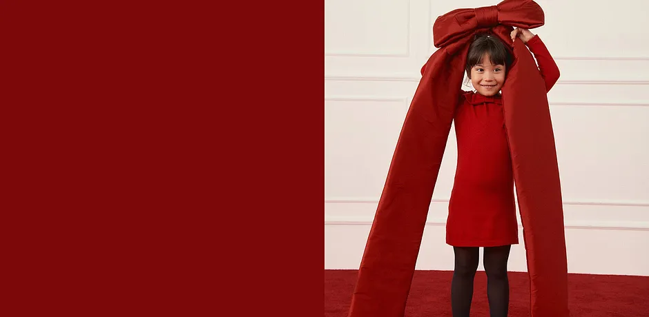 Rode jurk met zwarte maillot.