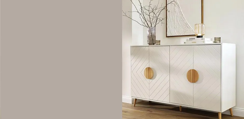 Elegant wit dressoir met geometrische patronen en ronde houten grepen siert de minimalistische ruimte.