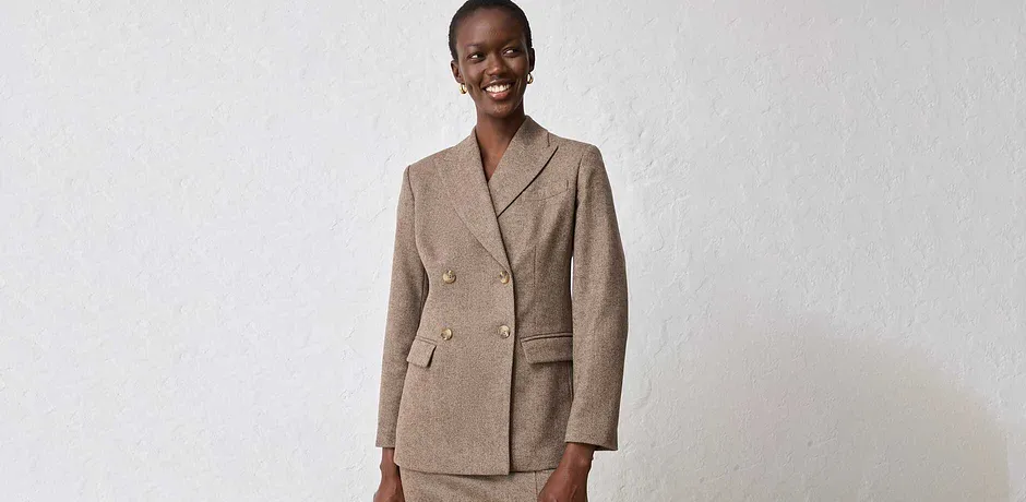 Beigekleurige blazer.
