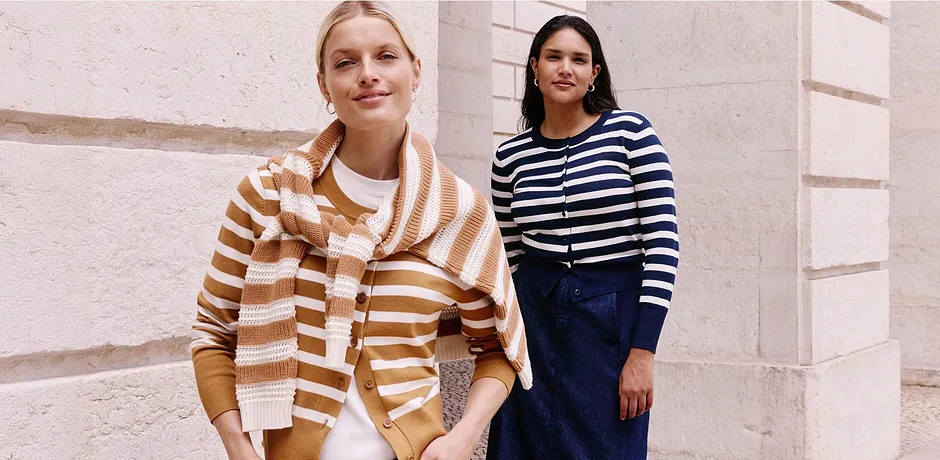 Vrouw in beige-wit gestreept vest, andere vrouw in marineblauw-wit gestreepte trui.