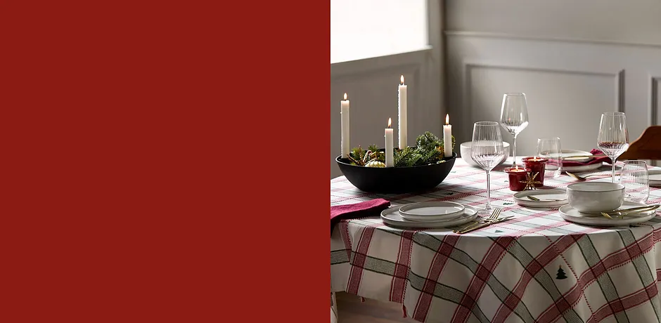 Feestelijk gedekte tafel voor Kerst