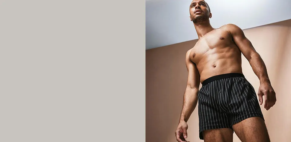 Gestreepte zwarte boxer. Minimalistisch, maar stijlvol ondergoed voor mannen.