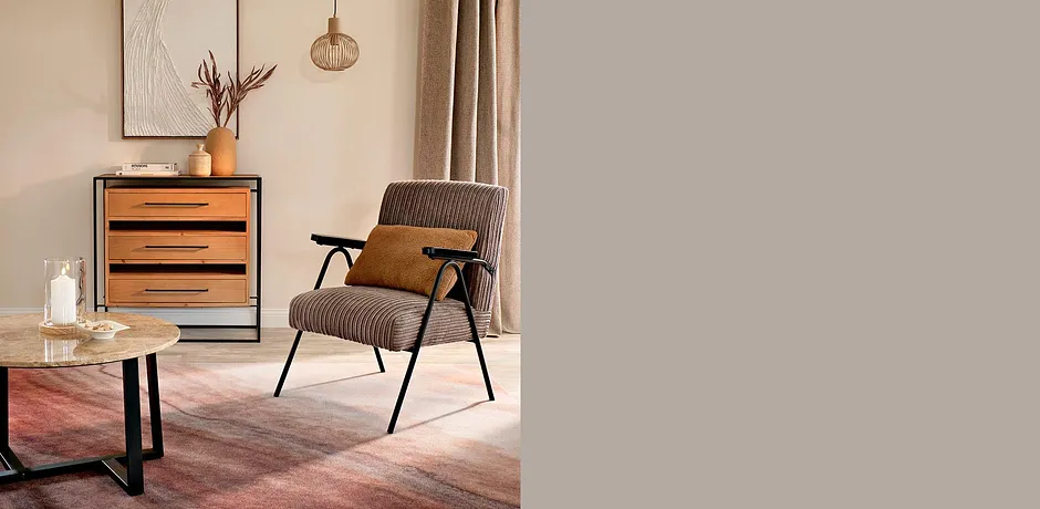 Comfortabele fauteuil met grijze stof en houten armleuningen. Past perfect in een warm interieur.