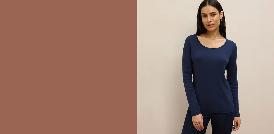Blauwe longsleeve met ronde hals.
