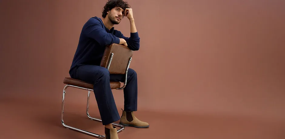 Elegante, donkerblauwe gebreide trui gecombineerd met donkerblauwe broek.