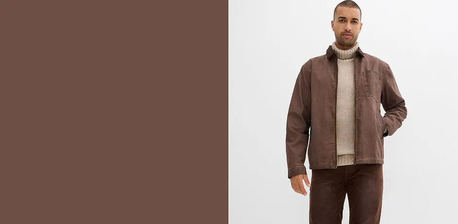 Bruin imitatieleren jack, beige coltrui en bijpassende broek.
