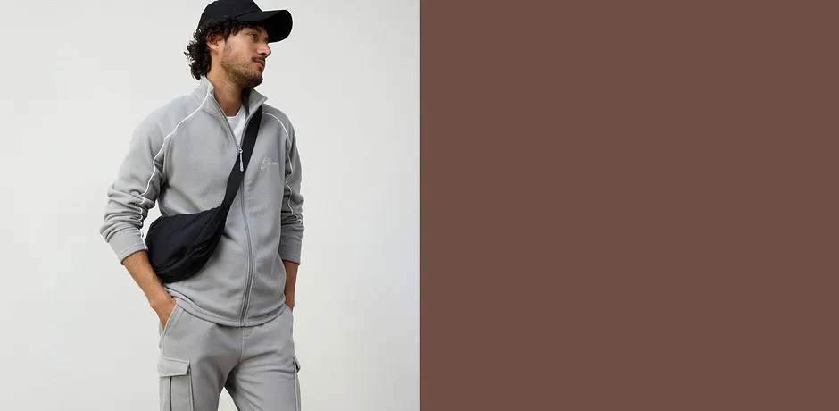 Sportief joggingpak met ritssluiting.