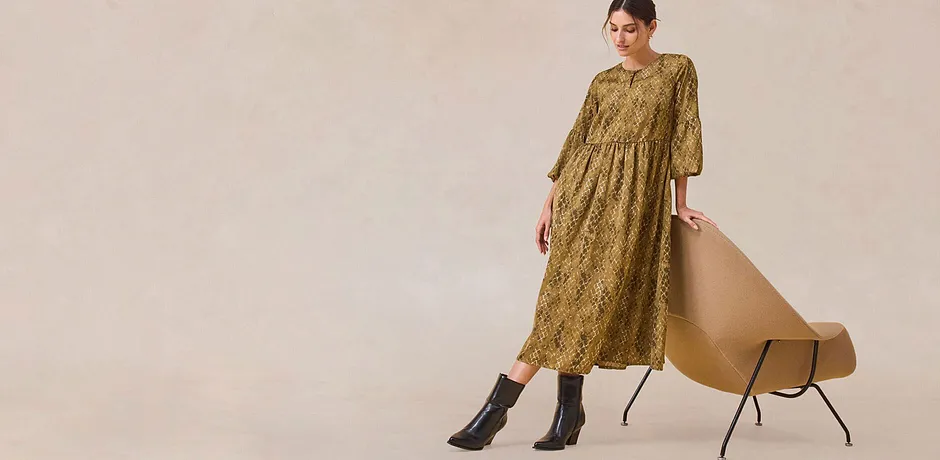 Elegante groene jurk met lange mouwen.