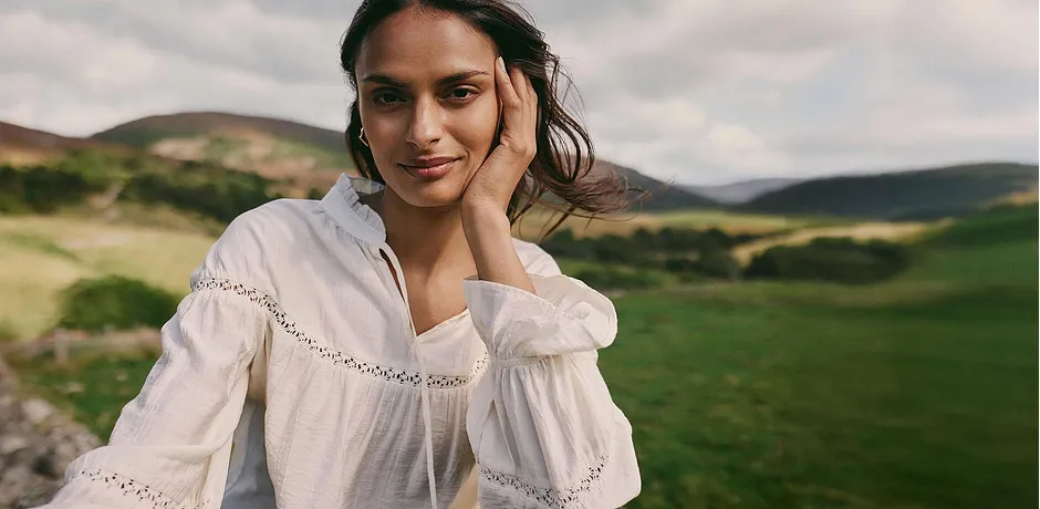 Romantische witte blouse met kant en pofmouwen.