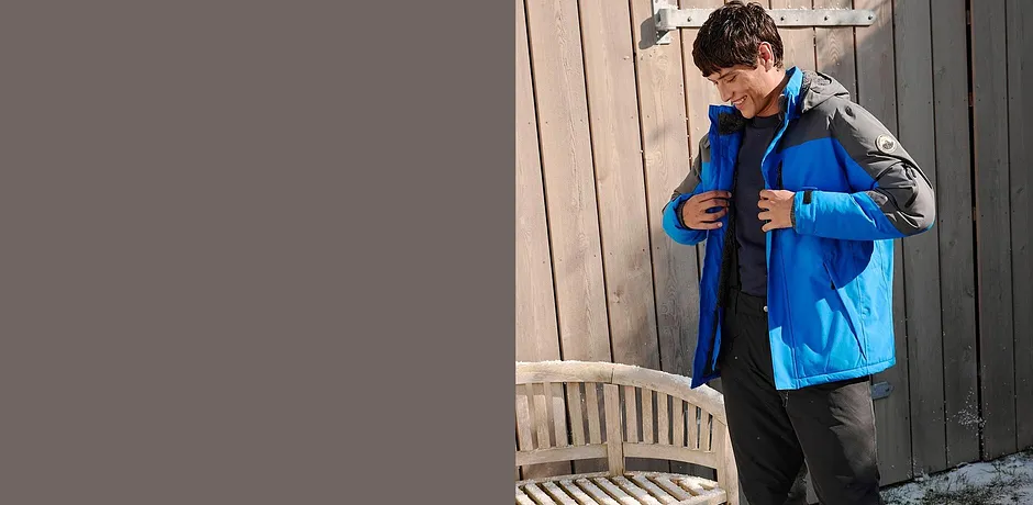 Sportieve blauwe outdoor jas, perfect voor actieve dagen in de buitenlucht.