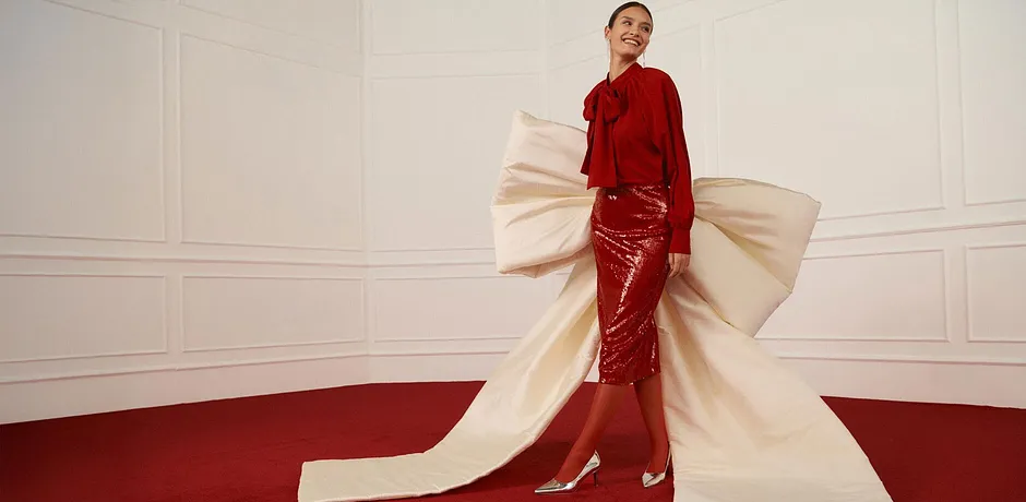 Elegante rode blouse gecombineerd met glanzende rok.