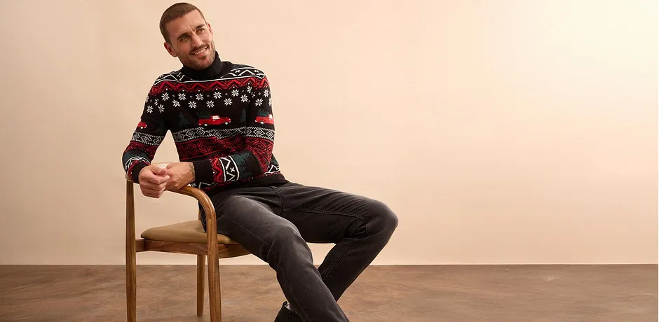 Kersttrui met bont patroon gecombineerd met donkere jeans. 