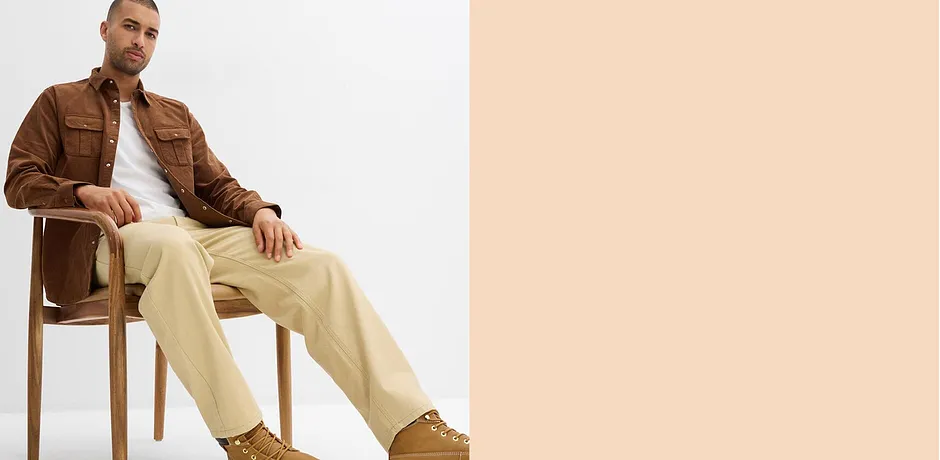 Bruin corduroy overhemd gecombineerd met beige broek en bruine schoenen. 