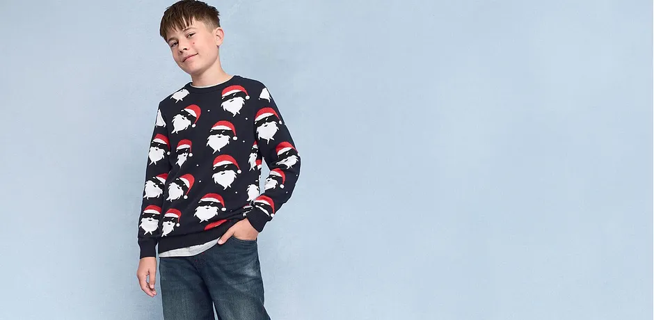 Trui met kerstmanmotief gecombineerd met casual jeans. 