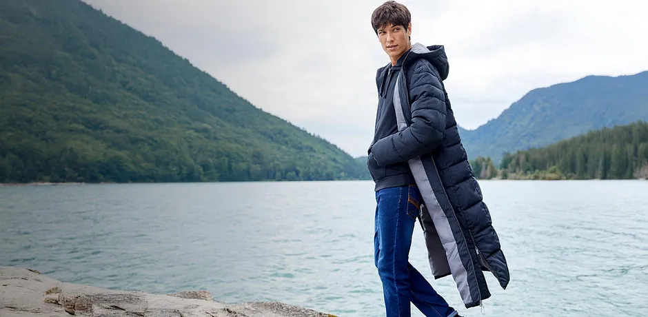 Warme donsjas en jeans beschermen tegen de kou.