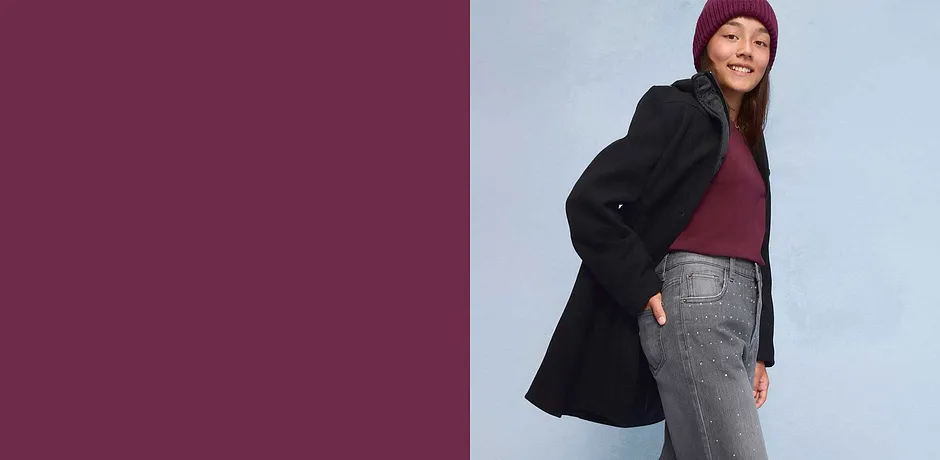 Meisje draagt warme winterkleding.