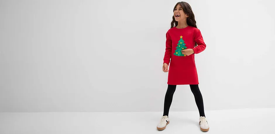 Meisje draagt rode jurk.