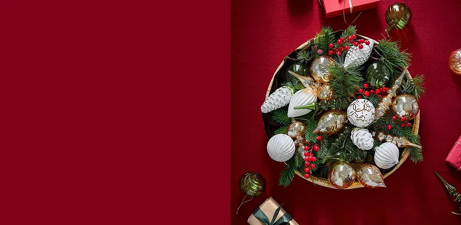 Kerstdecoratie op tafel.