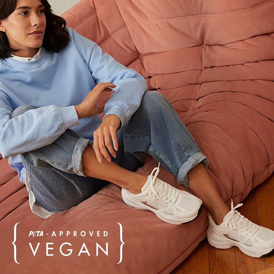 Lichtblauwe pullover, comfortabele jeans en witte sneakers: Ontspannen outfit voor gezellige dagen thuis.