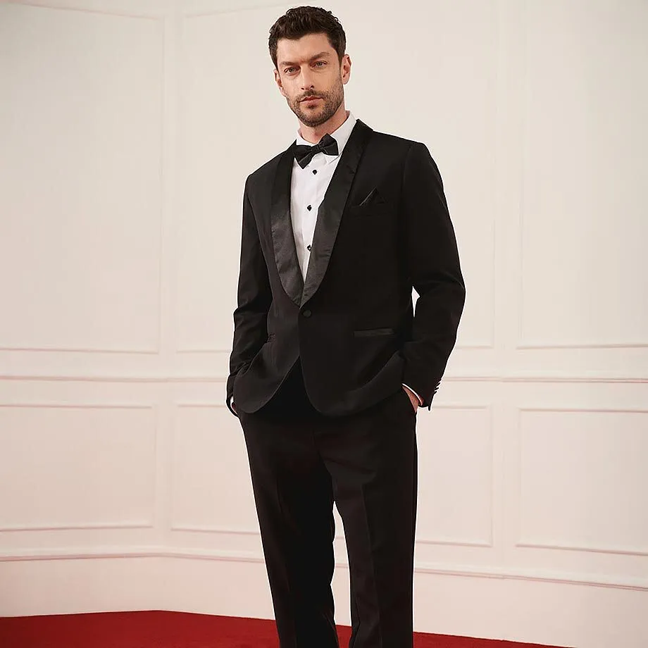 Elegante zwarte smoking met vlinderdasje en wit overhemd voor feestelijke gelegenheden.