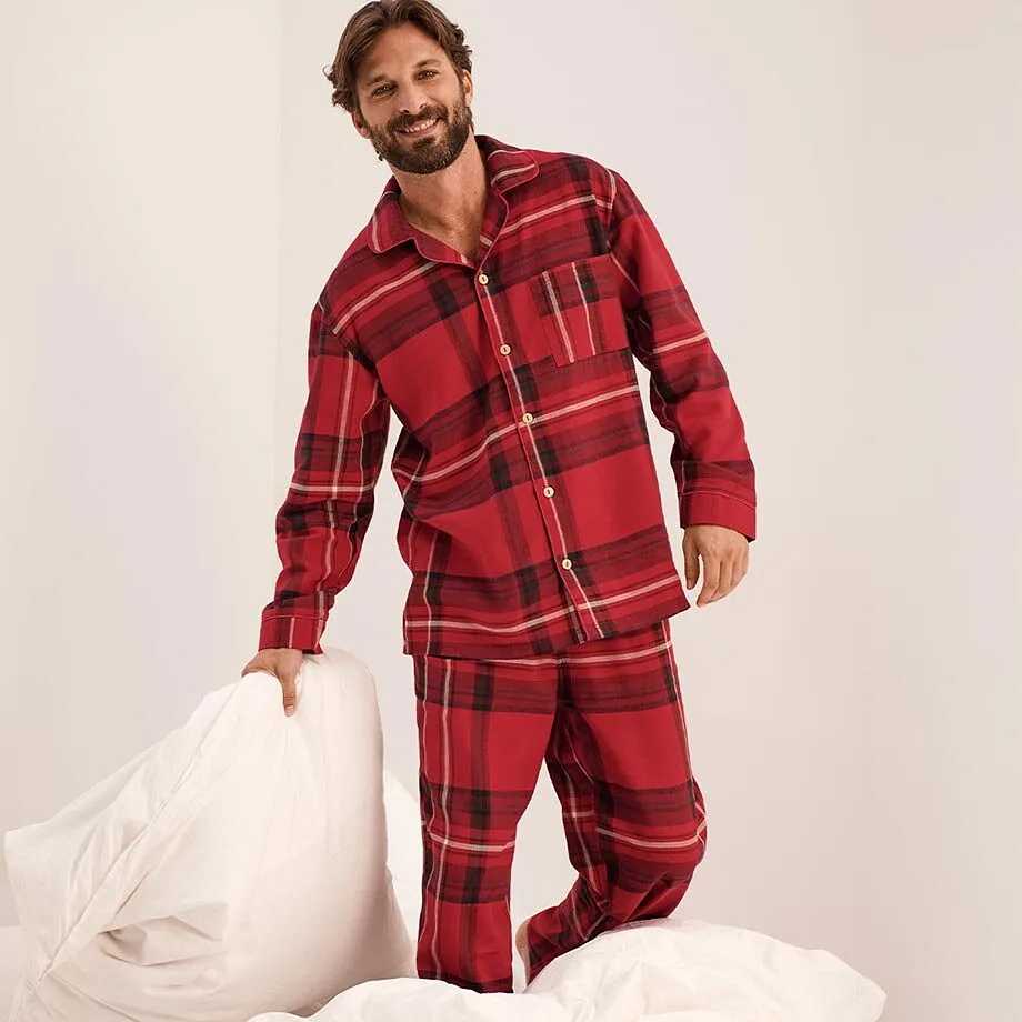Pyjama met kerstmotief om het thuis comfortabel te maken.