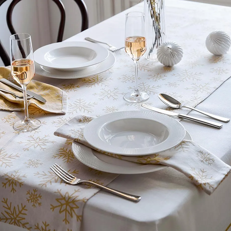 Gedekte tafel in wit.