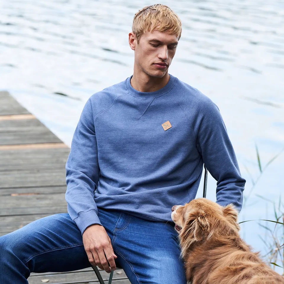 Casual look: blauw sweatshirt en comfortabele jeans.