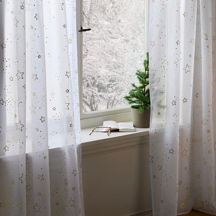 Witte gordijnen met sterren.