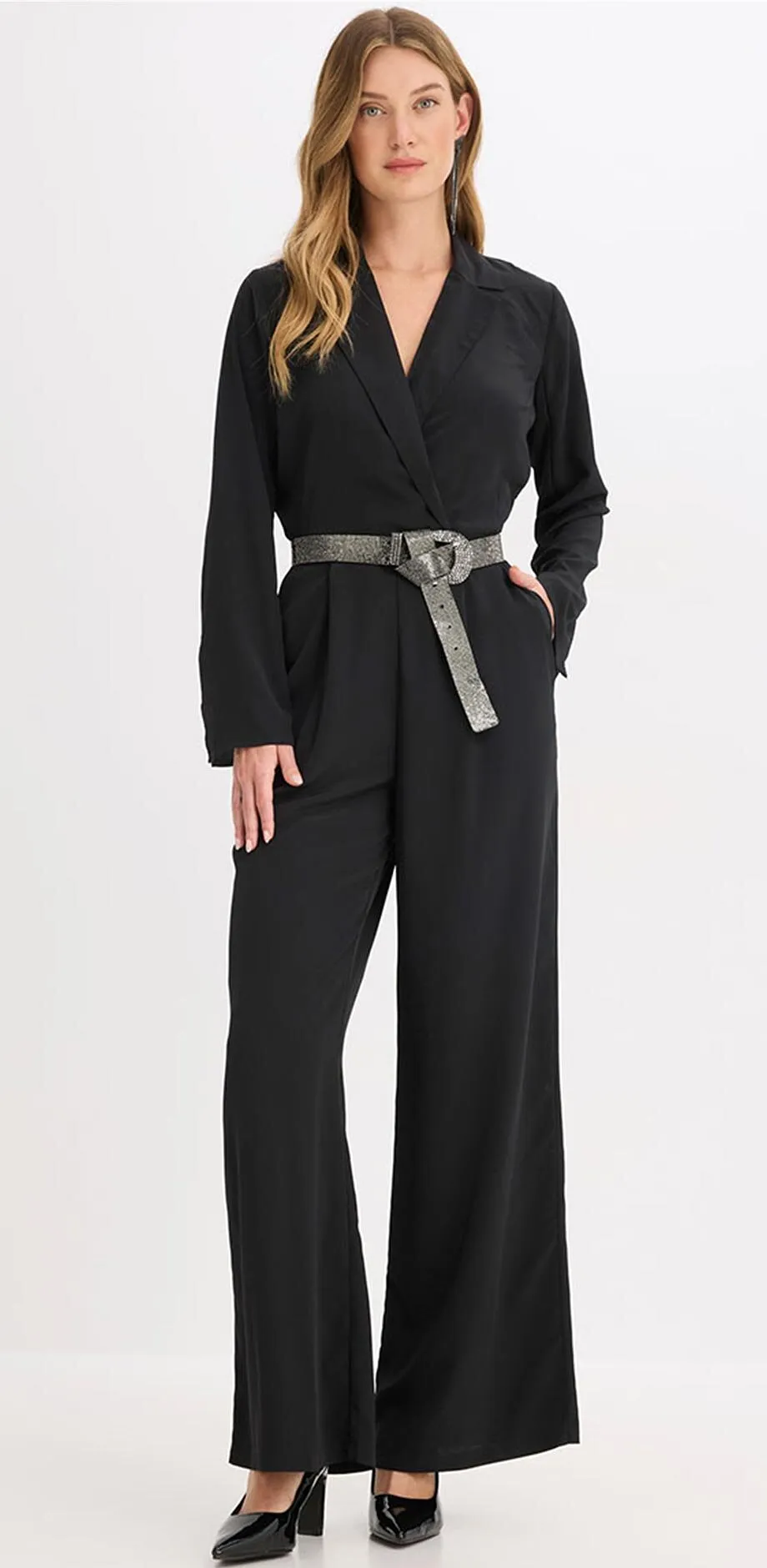 Zwarte jumpsuit met wijde pijpen, wikkellook en ceintuur.