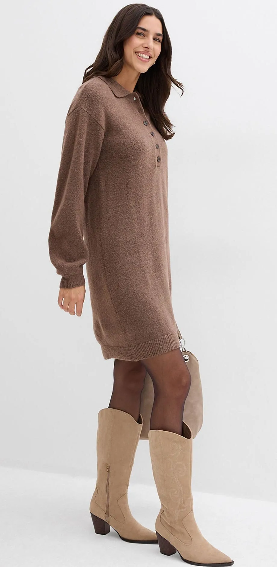 Bruine gebreide jurk met col gecombineerd met lichte laarzen.