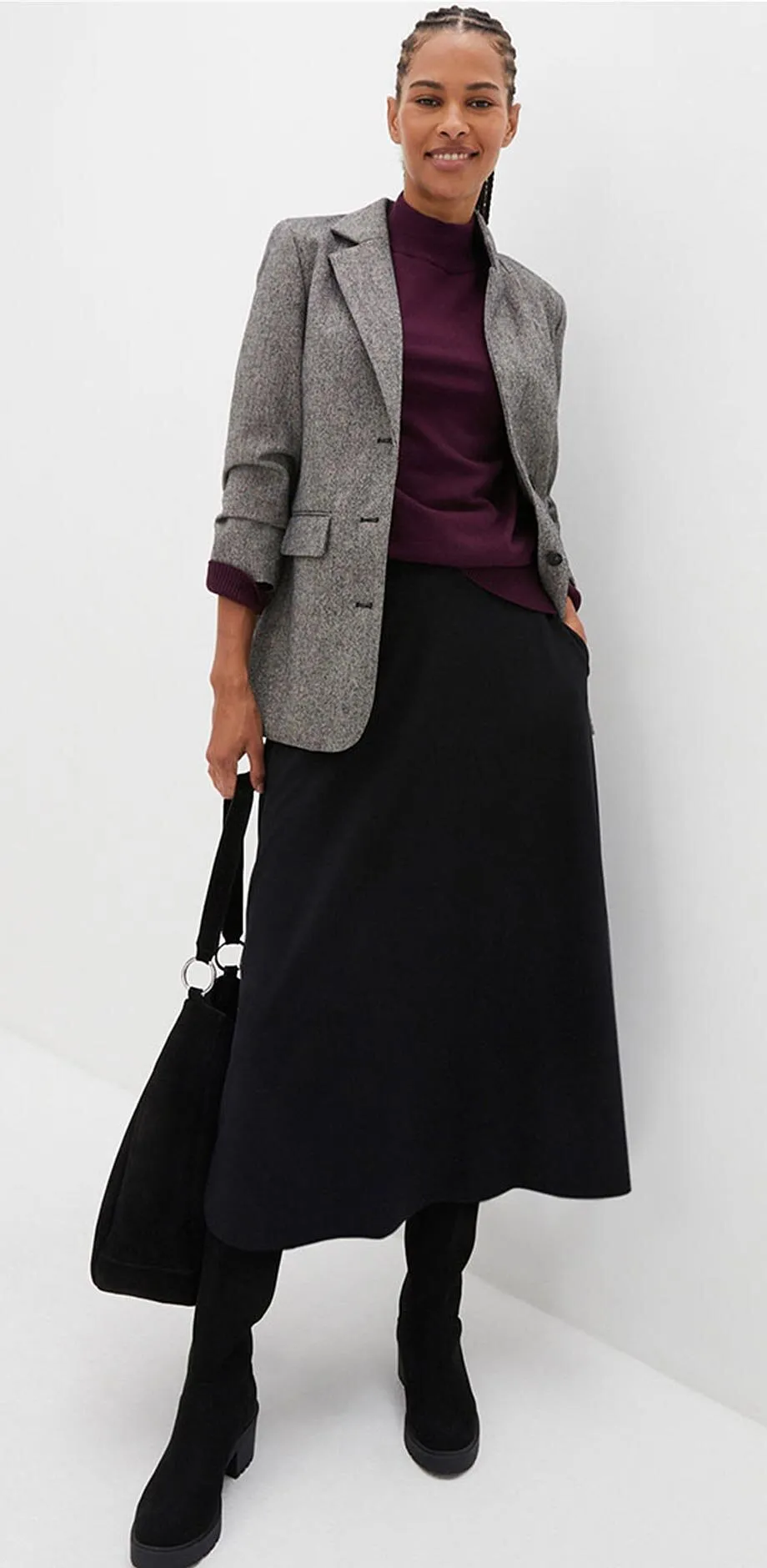 Gemêleerde blazer, paarse trui en lange zwarte rok.